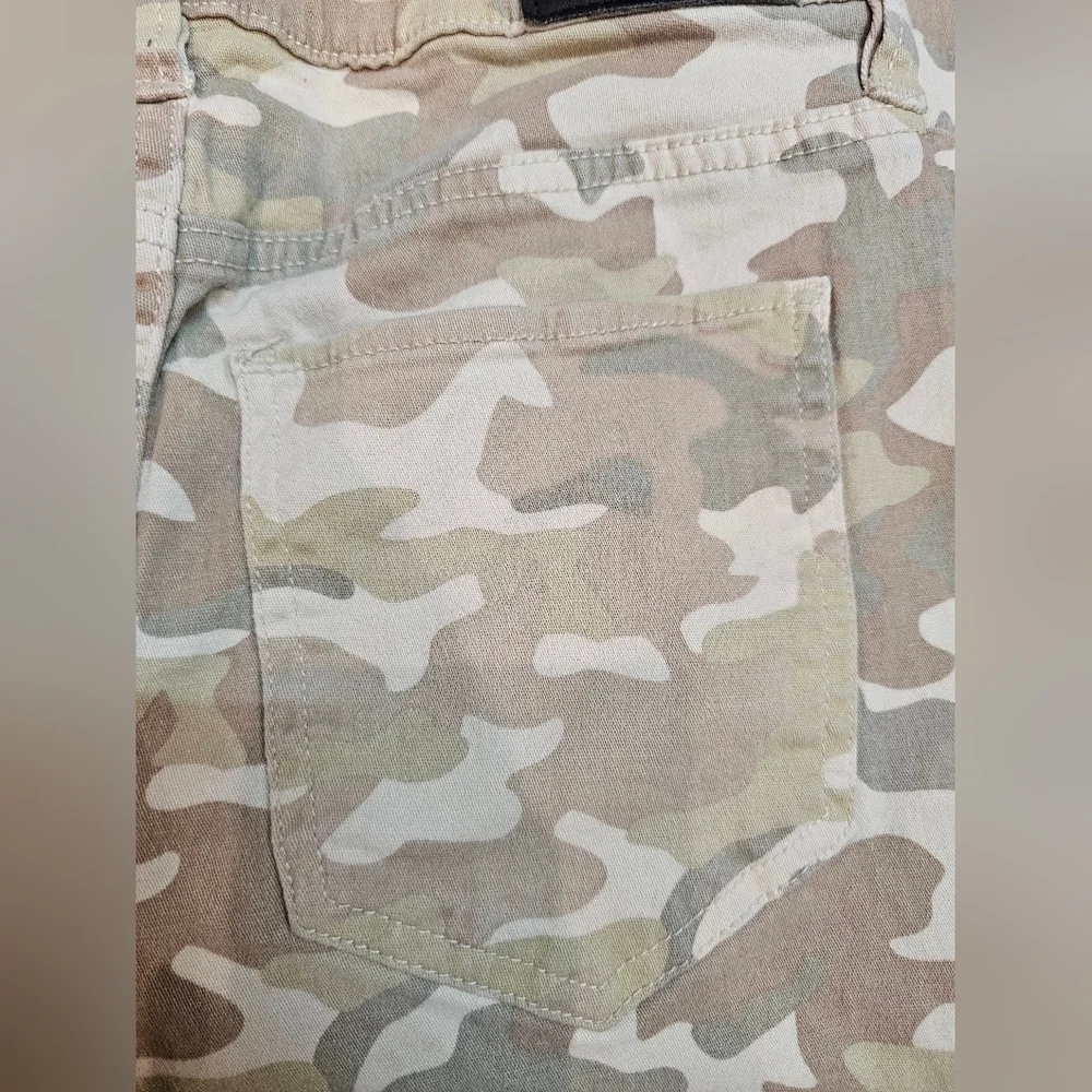 REgeneration by Celebrity Pink Women’s Camo Pants 3/26 Mid Rise Straight Leg